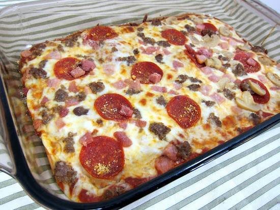Una deliciosa pizza casera hecha con pocos ingredientes