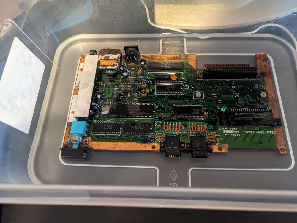 Salvataggio di un Sega Master System da una casa demolita