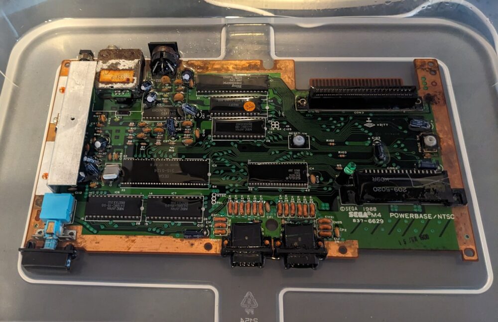 Resgatando um Sega Master System de uma casa demolida