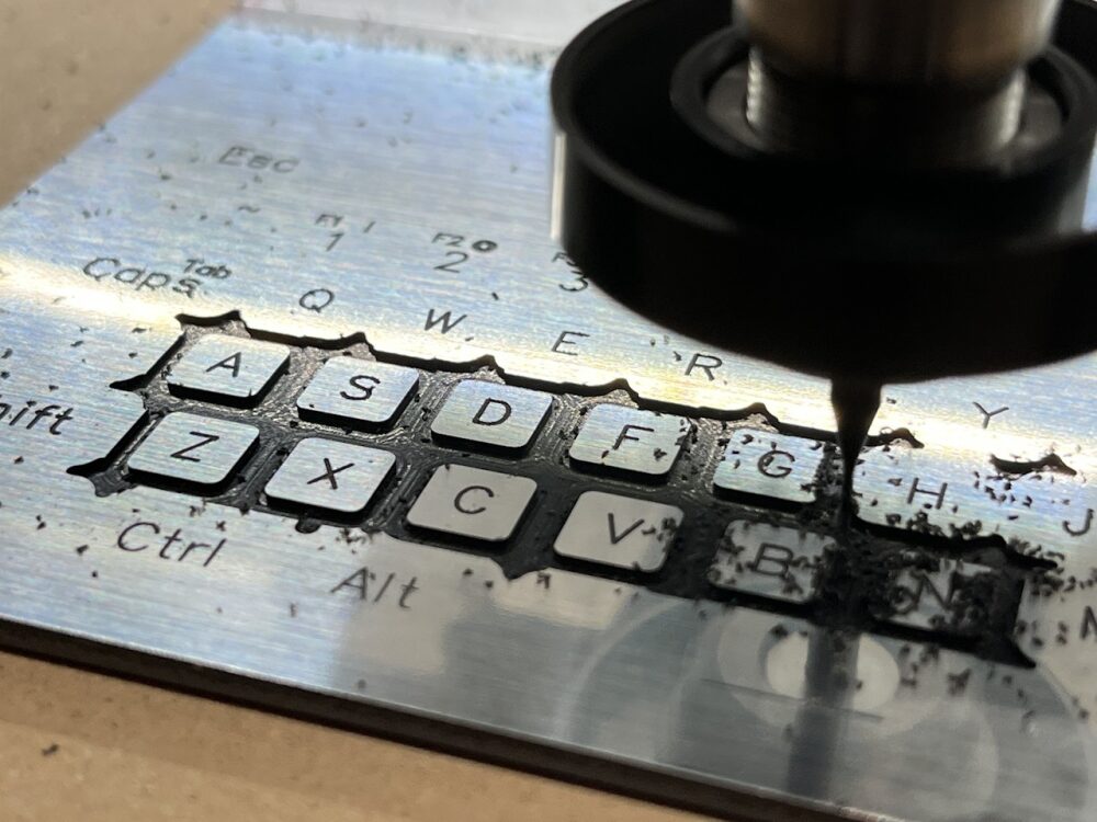 Cyberdeck Handheld: Ein exquisites Cyberdeck aus Holz und Bronze