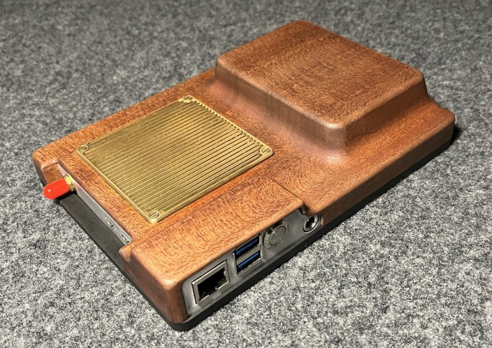 Cyberdeck Handheld: Ein exquisites Cyberdeck aus Holz und Bronze