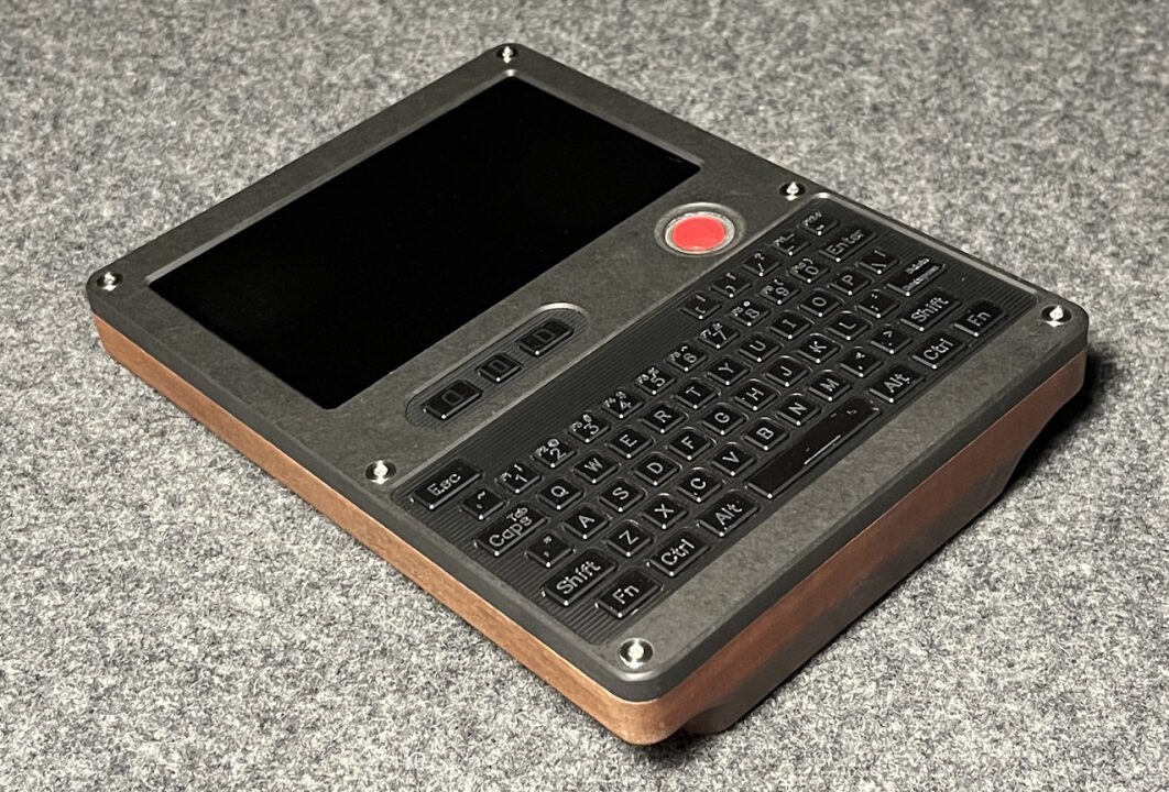 Cyberdeck Handheld: um requintado cyberdeck feito em madeira e bronze