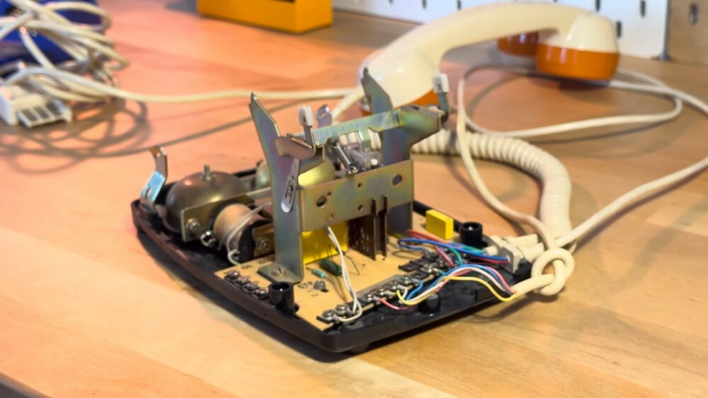Jak zmodyfikować klasyczny telefon, aby recytował poezję
