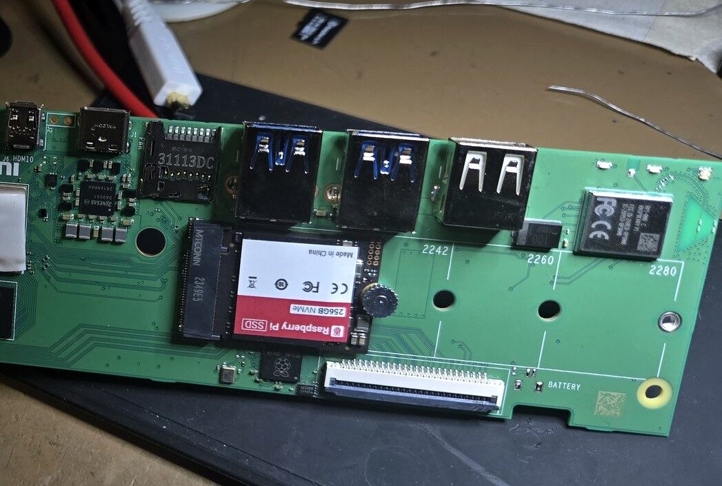 Zhakowano Raspberry Pi 500, aby zainstalować dysk NVMe