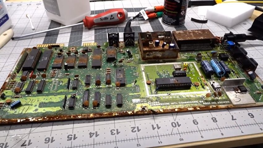 El regreso de un Commodore 64 tras diez años de abandono a la intemperie