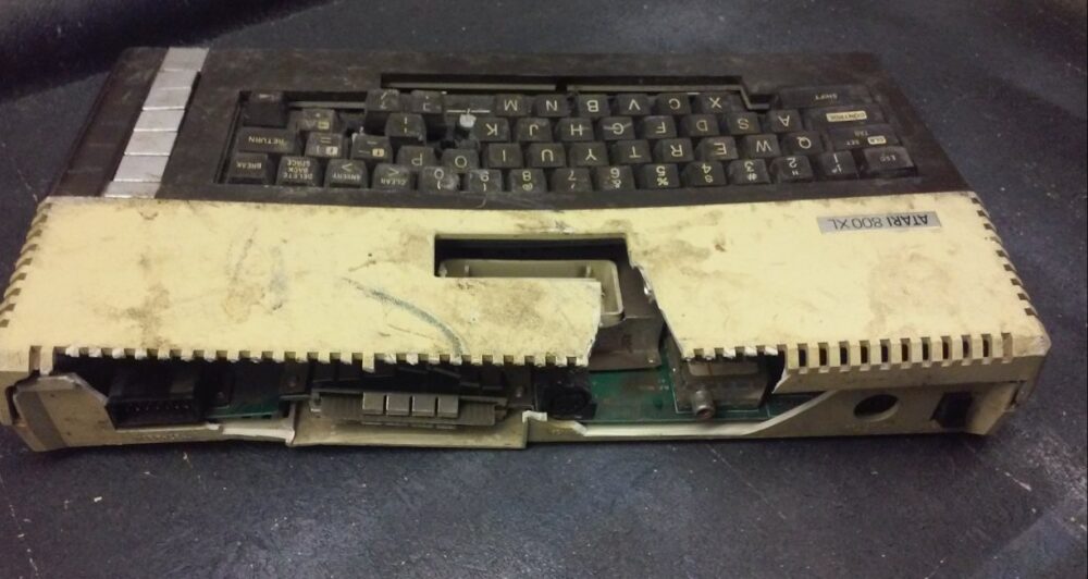 Observa la restauración extrema de un ordenador Atari 800XL