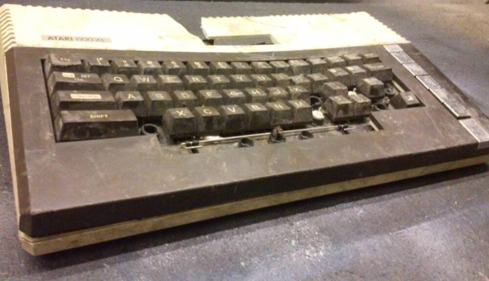 Observa la restauración extrema de un ordenador Atari 800XL