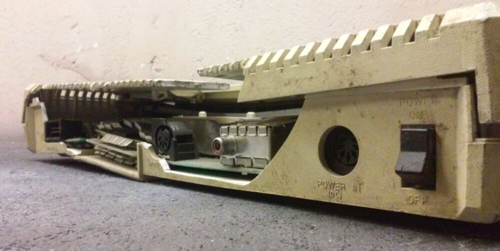Observa la restauración extrema de un ordenador Atari 800XL