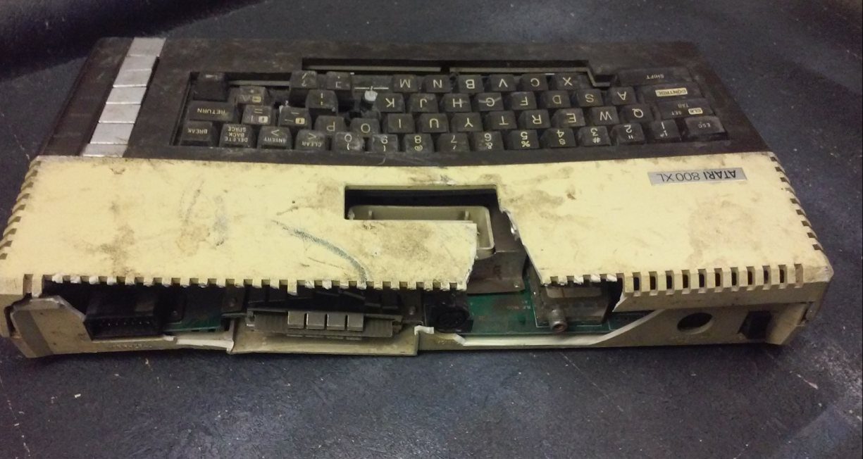 Observa la restauración extrema de un ordenador Atari 800XL