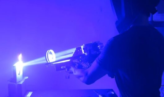 Laser-Bazooka: Gefährliche Lichtkanone mit 200 W