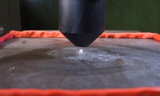 Een diamant breekt onder hydraulische druk