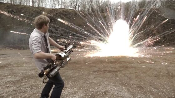 Canon qui crache du métal en fusion et du feu... beaucoup de feu