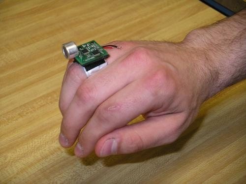 MagicMouse se puede utilizar en el dedo, como un anillo común y corriente.