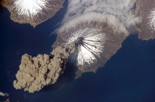 Los volcanes producen naturalmente este efecto.