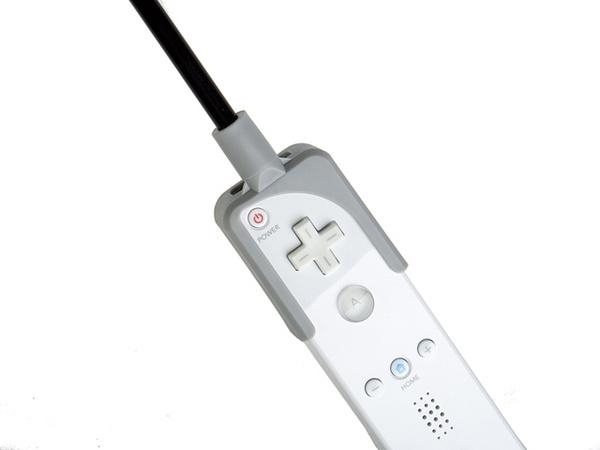 El Wii Fishing Pole se agrega en el Wiimote, su colocación es muy fácil