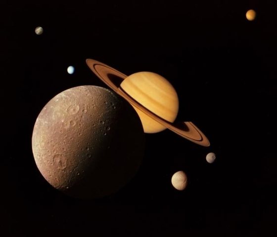 Los misterios que rodean a las más de 30 lunas de Saturno comienzan a despejarse.