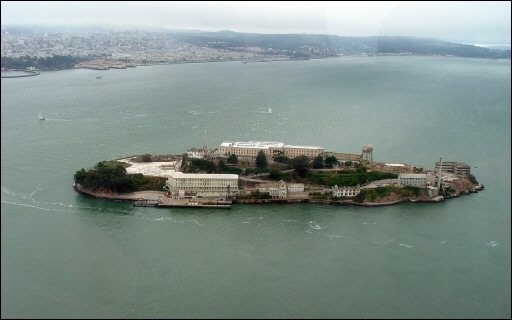Podrás viajar en un barco solar hasta la isla de Alcatraz.