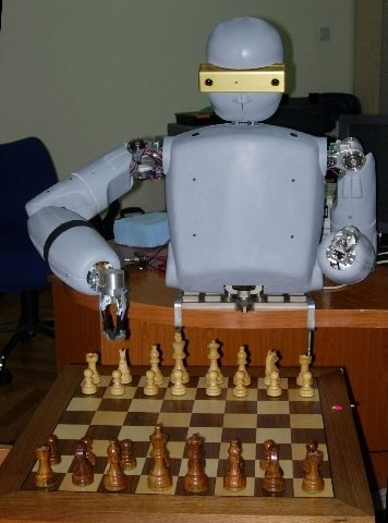 REEM-A es capaz de jugar al ajedrez.