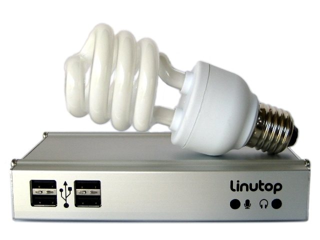 Para tener una idea de su tamaño, un Linutop comparado con una luz de bajo consumo