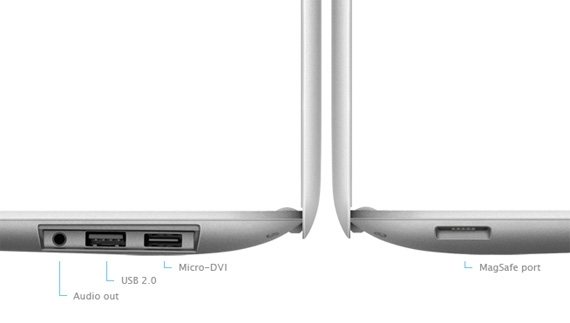 La MacBook Air nos muestra su increíblemente fino perfil y sus puertos y conector magnético de carga