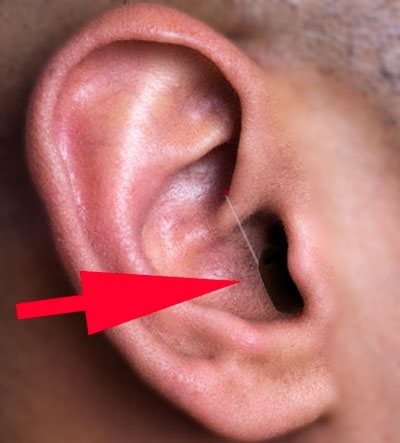 El auricular en una oreja, para comprobar que es "invisible"