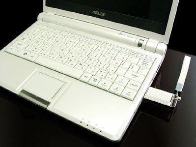 La llave USB y una de las portátiles de Asus