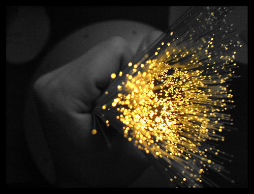 Las comunicaciones por fibra óptica serían una de las aplicaciones de la nueva tecnología