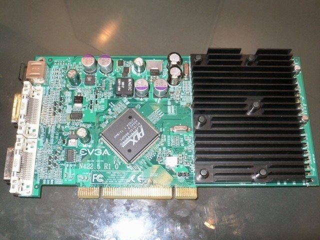 Esta tarjeta, que contiene dos GPU GeForce 6200, permite la conexión de hasta cuatro monitores