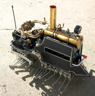 "R/C Steam Centipede", una locomotora con 32 patas.