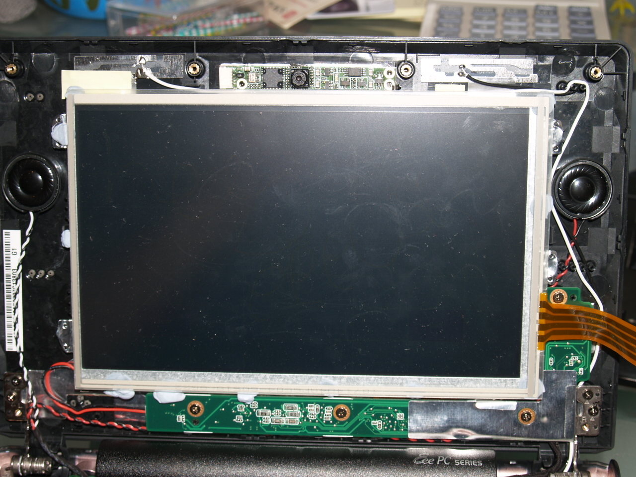 La pantalla, transparente, se coloca delante del LCD.