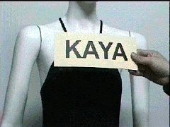 Vemos el cartel con la palabra Kaya, antes de pasarlo debajo de la ropa