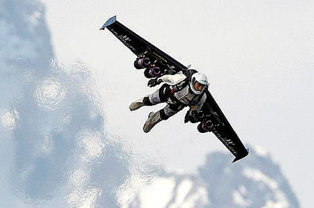 Yves Fusionman Rossy y su JetWing volando sobre Suiza