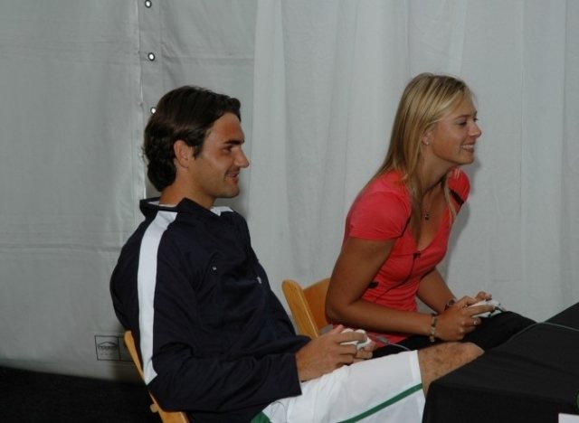 Federer y Sharapova, durante la promoción de Top Spin 2