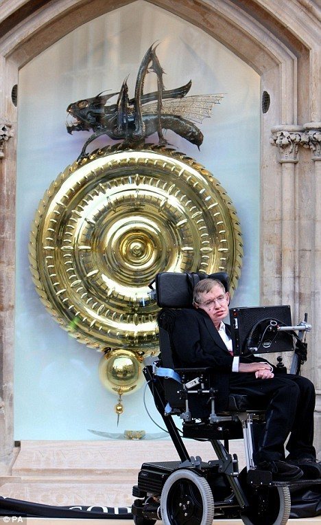 Stephen Hawking frente al Corpus Clock