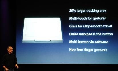 Steve Jobs en pleno keynote, presentando el nuevo trackpad
