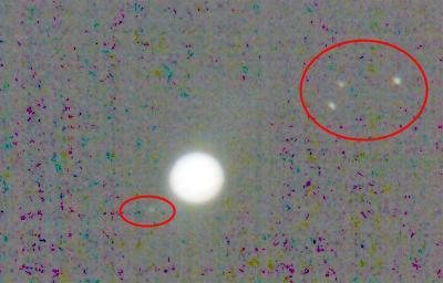 La foto editada para destacar tres lunas de Júpiter y una estrella remota