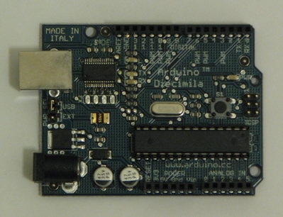 Hay una versión que reemplaza el puerto serie RS-232 por uno USB.