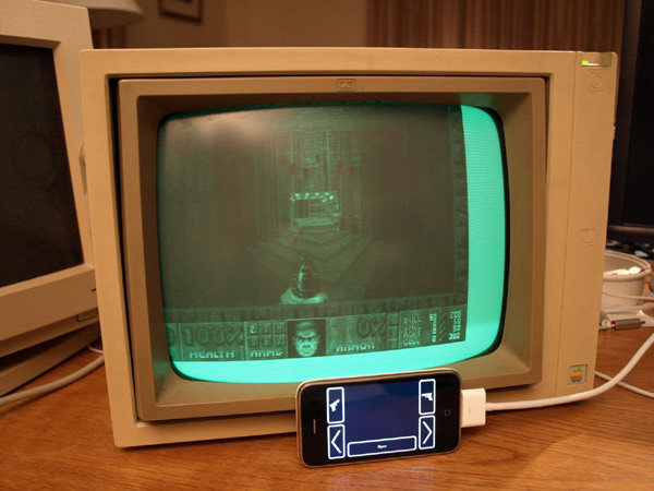 Doom corriendo en un iPhone, y visto en un Apple II