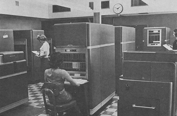 Nuestras abuelas chateando con el IBM (y la de blanco haciendo como que trabaja)