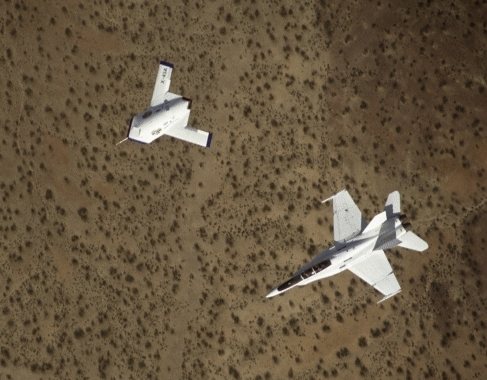 Volando junto a un F-18