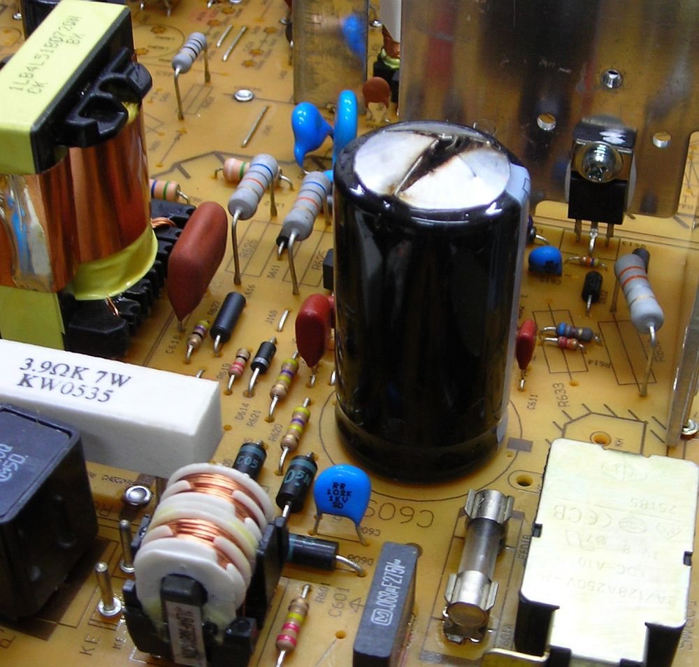 Capacitor electrolítico destruído por bruscas variaciones en la tensión de red