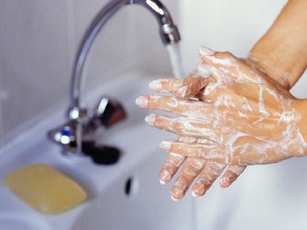 Lavarse las manos es una acción básica de defensa ante cualquier forma de gripe