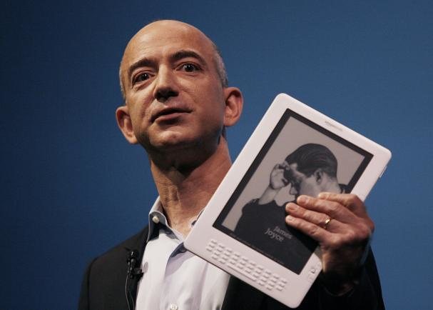 Jeff Bezos, CEO de Amazon, Kindle DX en mano.