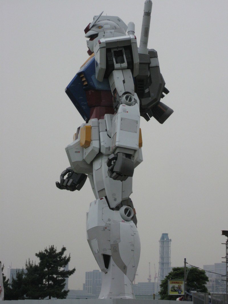 El Gundam gigante, de costado