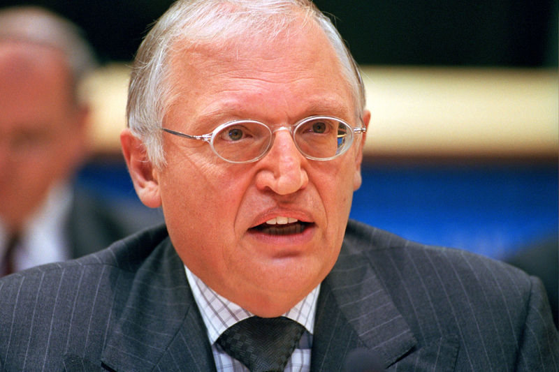 El comisario Verheugen va a conseguir lo imposible: el cargador único en un año
