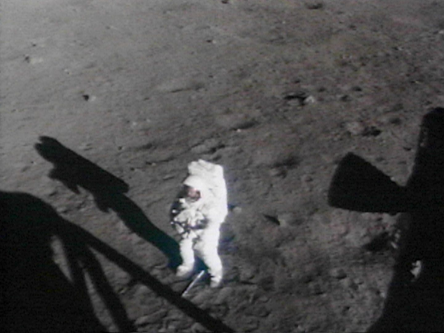 Neil Armstrong caminando sobre la superficie lunar