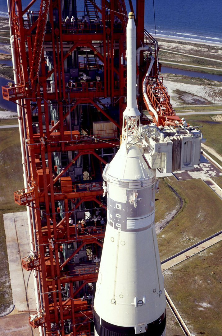 Julio de 1969: un operario revisa el Apolo XI.