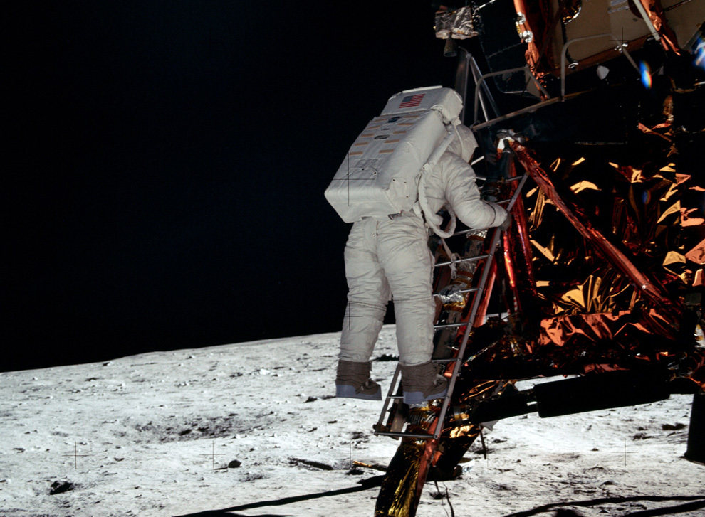 Buzz Aldrin se dispone a pisar la Luna.
