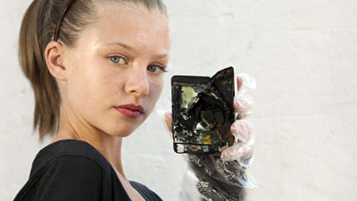 Ellie Stanborough muestra el estado en que quedó su iPod tras la explosión