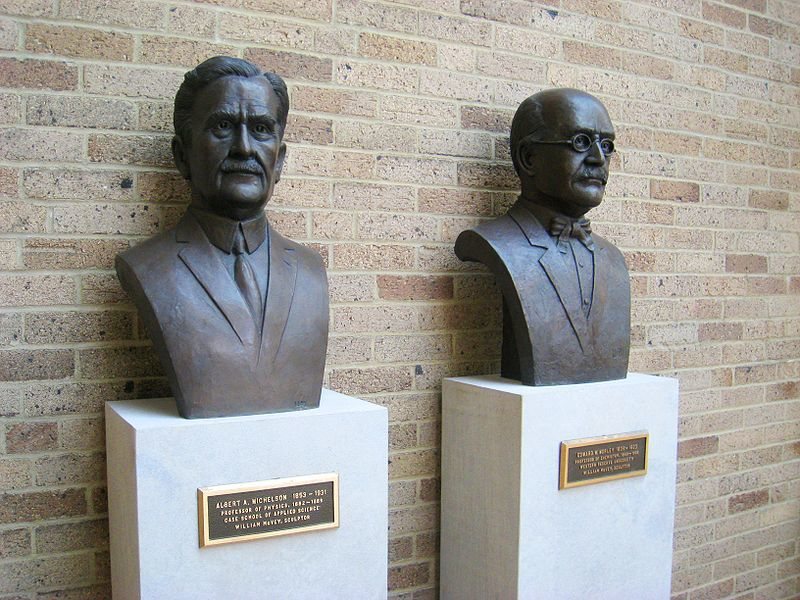 Bustos de Albert Michelson y Edward Morley, en Cleveland, Ohio (EE.UU.)